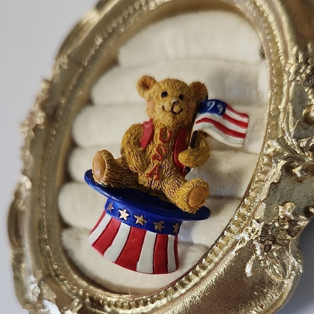 VINTAGE 1999 AVON American Bear Pin Lapel Pin Flag USA Top Hat 4th of July